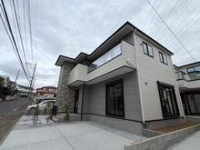 【神奈川県/横浜市都筑区見花山】都筑区見花山　新築戸建　1号棟/全2棟 外観：全2棟／1号棟（写真中央）