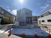 【神奈川県/横浜市金沢区東朝比奈】横浜市金沢区東朝比奈3丁目　新築戸建て2号棟 外観：全2棟　2号棟写真中央