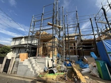 【神奈川県/横浜市金沢区富岡西】横浜市金沢区富岡西4丁目　新築戸建て1号棟 建築中の外観：全２区画1号棟左側