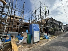 【神奈川県/横浜市金沢区富岡西】横浜市金沢区富岡西4丁目　新築戸建て1号棟 建築中の外観：全２区画1号棟左側