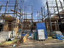 【神奈川県/横浜市金沢区富岡西】横浜市金沢区富岡西4丁目　新築戸建て1号棟 建築中の外観：全２区画1号棟左側