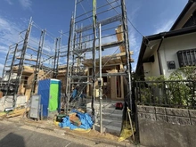 【神奈川県/横浜市金沢区富岡西】横浜市金沢区富岡西4丁目　新築戸建て2号棟 建築中の外観：全2区画2号棟右側