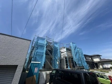 【神奈川県/横浜市金沢区富岡西】横浜市金沢区富岡西4丁目　新築戸建て1号棟 建築中の外観：全２棟　建物左側が１号棟