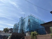 【神奈川県/横浜市金沢区富岡西】横浜市金沢区富岡西4丁目　新築戸建て2号棟 建築中の外観：全２区画　建物右側が２号棟　