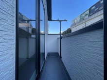 【神奈川県/横浜市金沢区釜利谷南】横浜市金沢区釜利谷南2丁目　新築戸建て バルコニー