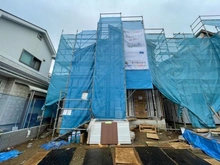 【神奈川県/横浜市金沢区富岡西】横浜市金沢区富岡西4丁目 新築一戸建て 2号棟/全2棟 建築中の外観：全2棟現場　写真中央が対象物件です。