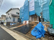 【神奈川県/横浜市金沢区富岡西】横浜市金沢区富岡西4丁目 新築一戸建て 2号棟/全2棟 建築中の外観：全2棟現場　写真中央が対象物件です。