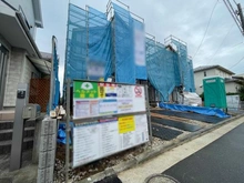 【神奈川県/横浜市金沢区富岡西】横浜市金沢区富岡西4丁目 新築一戸建て 2号棟/全2棟 建築中の外観：全2棟現場　写真中央が対象物件です。