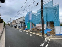 【神奈川県/横浜市金沢区富岡西】横浜市金沢区富岡西4丁目 新築一戸建て 2号棟/全2棟 建築中の外観：全2棟　写真奥側が対象物件です。