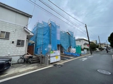 【神奈川県/横浜市金沢区富岡西】横浜市金沢区富岡西4丁目 新築一戸建て 2号棟/全2棟 建築中の外観：全2棟　写真手前側が対象物件です。