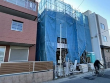 【神奈川県/逗子市桜山】逗子市桜山8丁目 新築一戸建て 1号棟/全2棟 建築中の外観：全2棟　左側が1号棟