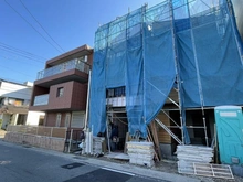 【神奈川県/逗子市桜山】逗子市桜山8丁目 新築一戸建て 1号棟/全2棟 建築中の外観：全2棟　左側が1号棟