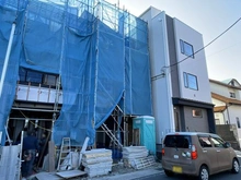 【神奈川県/逗子市桜山】逗子市桜山8丁目 新築一戸建て 2号棟/全2棟 建築中の外観：全2棟　右側が2号棟