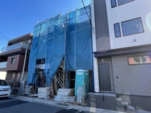 【神奈川県/逗子市桜山】逗子市桜山8丁目 新築一戸建て 2号棟/全2棟 建築中の外観：全2棟　右側が2号棟