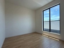 【神奈川県/横浜市金沢区能見台】横浜市金沢区能見台1丁目　新築戸建て 洋室：約5.2帖（南西側）