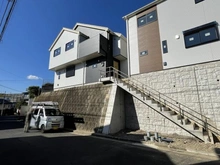 【神奈川県/横浜市港南区上永谷】横浜市港南区上永谷1丁目第7期　新築一戸建て　1号棟/全2棟 外観：全2棟　左側（写真中央）が1号棟です