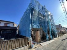 【神奈川県/横浜市金沢区釜利谷東】横浜市金沢区釜利谷東1丁目　新築一戸建て　1号棟/全2棟 建築中の外観：全2棟　手前側