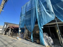 【神奈川県/横浜市金沢区釜利谷東】横浜市金沢区釜利谷東1丁目　新築一戸建て　1号棟/全2棟 建築中の外観：全2棟　左側