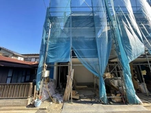 【神奈川県/横浜市金沢区釜利谷東】横浜市金沢区釜利谷東1丁目　新築一戸建て　1号棟/全2棟 建築中の外観：全2棟　左側