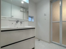 【神奈川県/横浜市金沢区釜利谷東】横浜市金沢区釜利谷東1丁目　新築一戸建て　1号棟/全2棟 洗面室