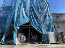 【神奈川県/横浜市金沢区釜利谷東】横浜市金沢区釜利谷東1丁目　新築一戸建て　2号棟/全2棟 建築中の外観：全2棟　右側