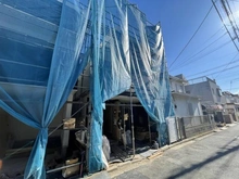 【神奈川県/横浜市金沢区釜利谷東】横浜市金沢区釜利谷東1丁目　新築一戸建て　2号棟/全2棟 建築中の外観：全2棟　右側