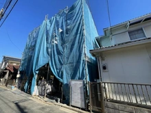 【神奈川県/横浜市金沢区釜利谷東】横浜市金沢区釜利谷東1丁目　新築一戸建て　2号棟/全2棟 建築中の外観：全2棟　右側