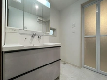 【神奈川県/横浜市金沢区釜利谷東】横浜市金沢区釜利谷東1丁目　新築一戸建て　2号棟/全2棟 洗面室