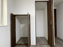 【神奈川県/横浜市金沢区釜利谷東】横浜市金沢区釜利谷東1丁目　新築一戸建て　2号棟/全2棟 サービスルーム（納戸）