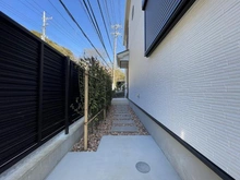 【神奈川県/三浦郡葉山町一色】三浦郡葉山町一色第6期　新築一戸建て アプローチ