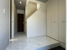 【神奈川県/横浜市金沢区西柴】横浜市金沢区西柴2丁目 新築一戸建て 玄関