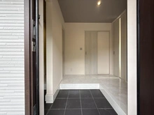 【神奈川県/横浜市金沢区釜利谷西】横浜市金沢区釜利谷西6丁目第2期 新築一戸建て 玄関