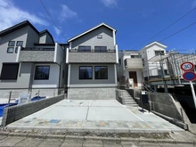 【神奈川県/横須賀市ハイランド】横須賀市ハイランド4丁目　新築戸建て2号棟/全2棟 外観：全2棟（2号棟・中央）
