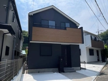 【神奈川県/逗子市山の根】逗子市山の根3丁目4期NO.1 外観：「全2区画」
当該物件黒の建物