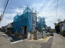 【神奈川県/逗子市小坪】逗子市小坪　No.1 建築中の外観：「全2区画」
当該物件左側