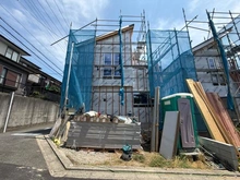 【神奈川県/逗子市小坪】逗子市小坪　No.1 建築中の外観：「全2区画」
当該物件左側