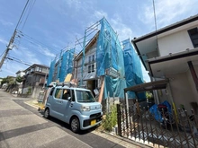 【神奈川県/逗子市小坪】逗子市小坪　No.2 建築中の外観：「全2区画」
当該物件右側