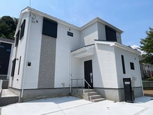 【神奈川県/横浜市金沢区釜利谷東】釜利谷東7丁目　1号棟 外観：「全2棟」
当該物件真ん中