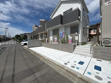 【神奈川県/横浜市港南区日限山】横浜市港南区日限山3丁目　A号棟 外観：「全2区画」
当該物件真ん中の白い家です。