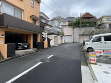 【神奈川県/横浜市金沢区富岡西】横浜市金沢区富岡西1丁目 1号棟 前面道路