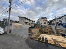 【神奈川県/横浜市栄区公田町】栄区公田町　新築戸建　1号棟/全2棟 現地（建築前）：全2棟/写真中央