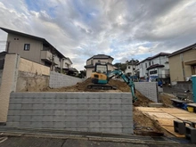 【神奈川県/横浜市栄区公田町】栄区公田町　新築戸建　1号棟/全2棟 建築中の外観：全2棟/写真中央