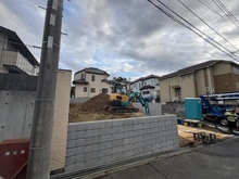【神奈川県/横浜市栄区公田町】栄区公田町　新築戸建　1号棟/全2棟 建築中の外観：全2棟/写真中央