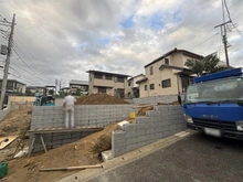 【神奈川県/横浜市栄区公田町】栄区公田町　新築戸建　2号棟/全2棟 建築中の外観：全2棟/写真中央