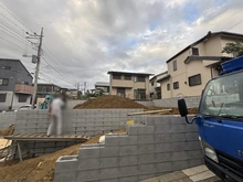 【神奈川県/横浜市栄区公田町】栄区公田町　新築戸建　2号棟/全2棟 建築中の外観：全2棟/写真中央