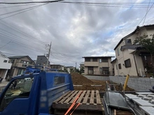 【神奈川県/横浜市栄区公田町】栄区公田町　新築戸建　2号棟/全2棟 建築中の外観：全2棟/写真中央