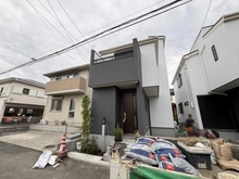 【神奈川県/藤沢市辻堂元町】藤沢市辻堂元町5丁目　新築戸建　NO,1/全2棟 建築中の外観：NO,1/全2棟（写真中央）