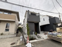 【神奈川県/藤沢市辻堂元町】藤沢市辻堂元町5丁目　新築戸建　NO,1/全2棟 建築中の外観：NO,1/全2棟（写真中央）