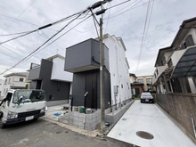 【神奈川県/藤沢市辻堂元町】藤沢市辻堂元町5丁目　新築戸建　NO,2/全2棟 建築中の外観：NO,2/全2棟（写真中央）