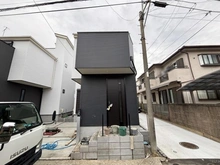 【神奈川県/藤沢市辻堂元町】藤沢市辻堂元町5丁目　新築戸建　NO,2/全2棟 建築中の外観：NO,2/全2棟（写真中央）